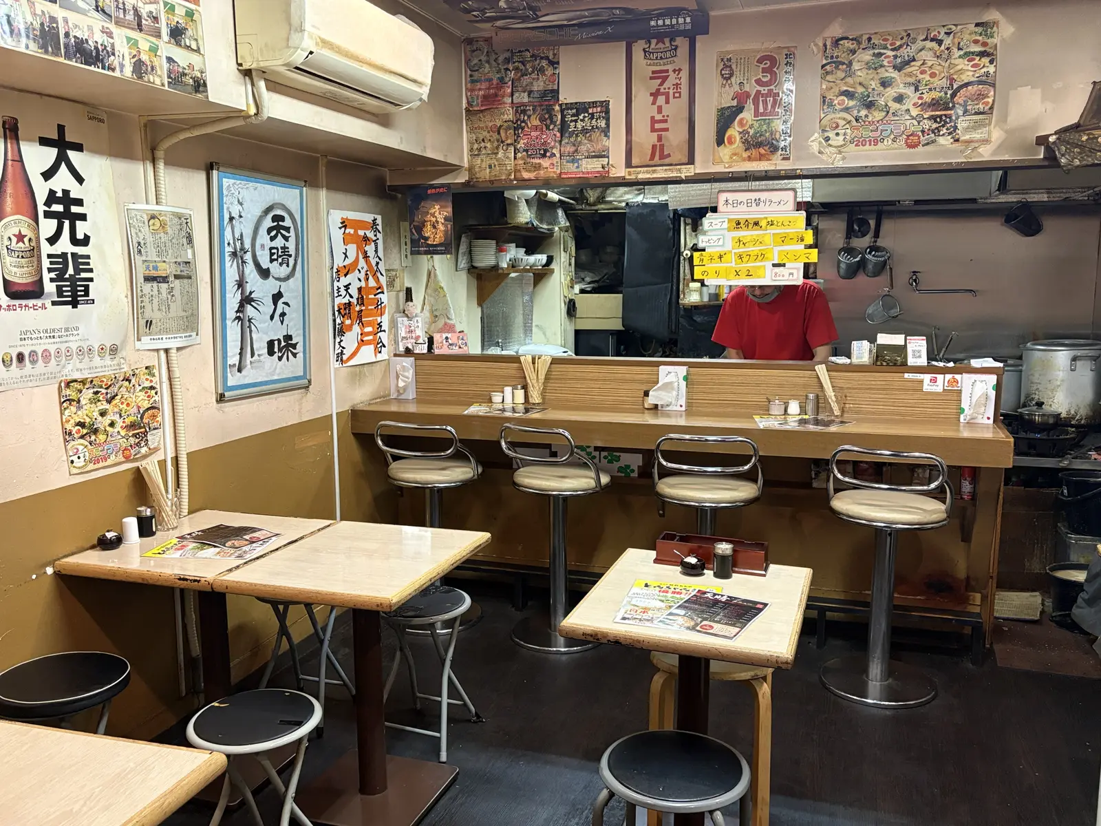 カウンター席とテーブル席